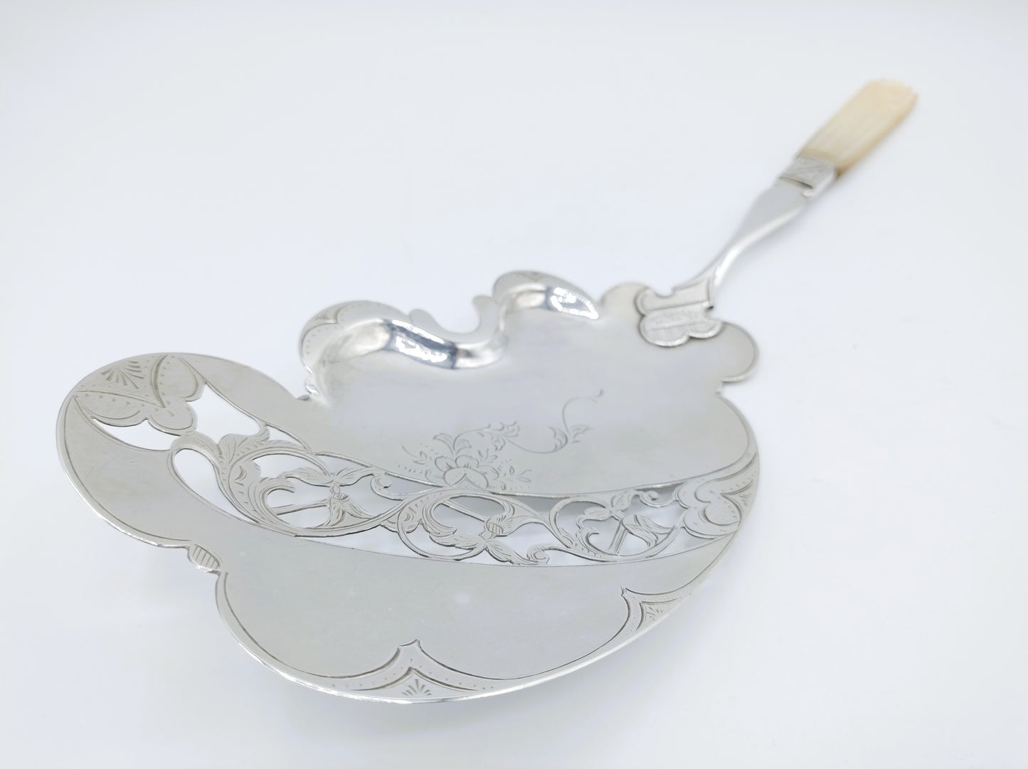 Silver serving spoon with mother-of-pearl handle, FJ de Leeuw, 's-Hertogenbosch, 1874