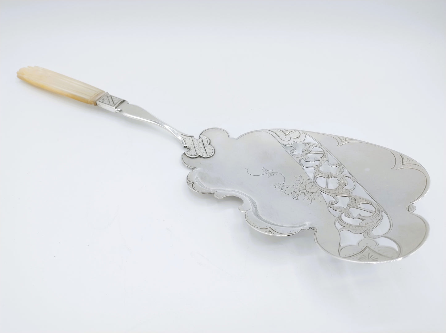 Silver serving spoon with mother-of-pearl handle, FJ de Leeuw, 's-Hertogenbosch, 1874
