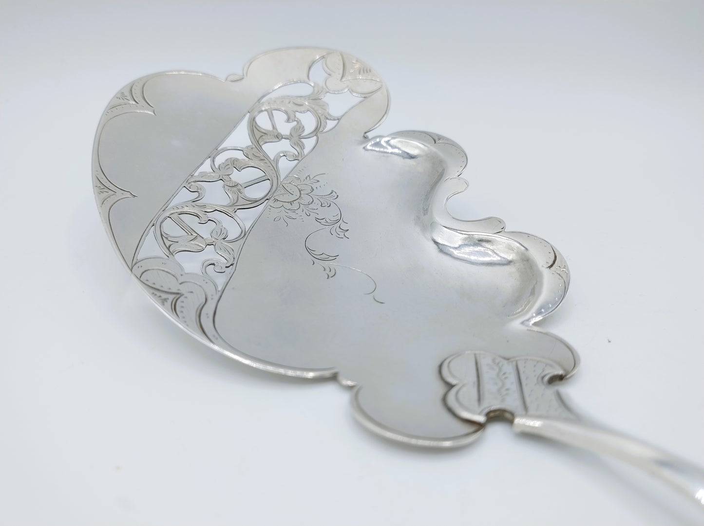 Silver serving spoon with mother-of-pearl handle, FJ de Leeuw, 's-Hertogenbosch, 1874