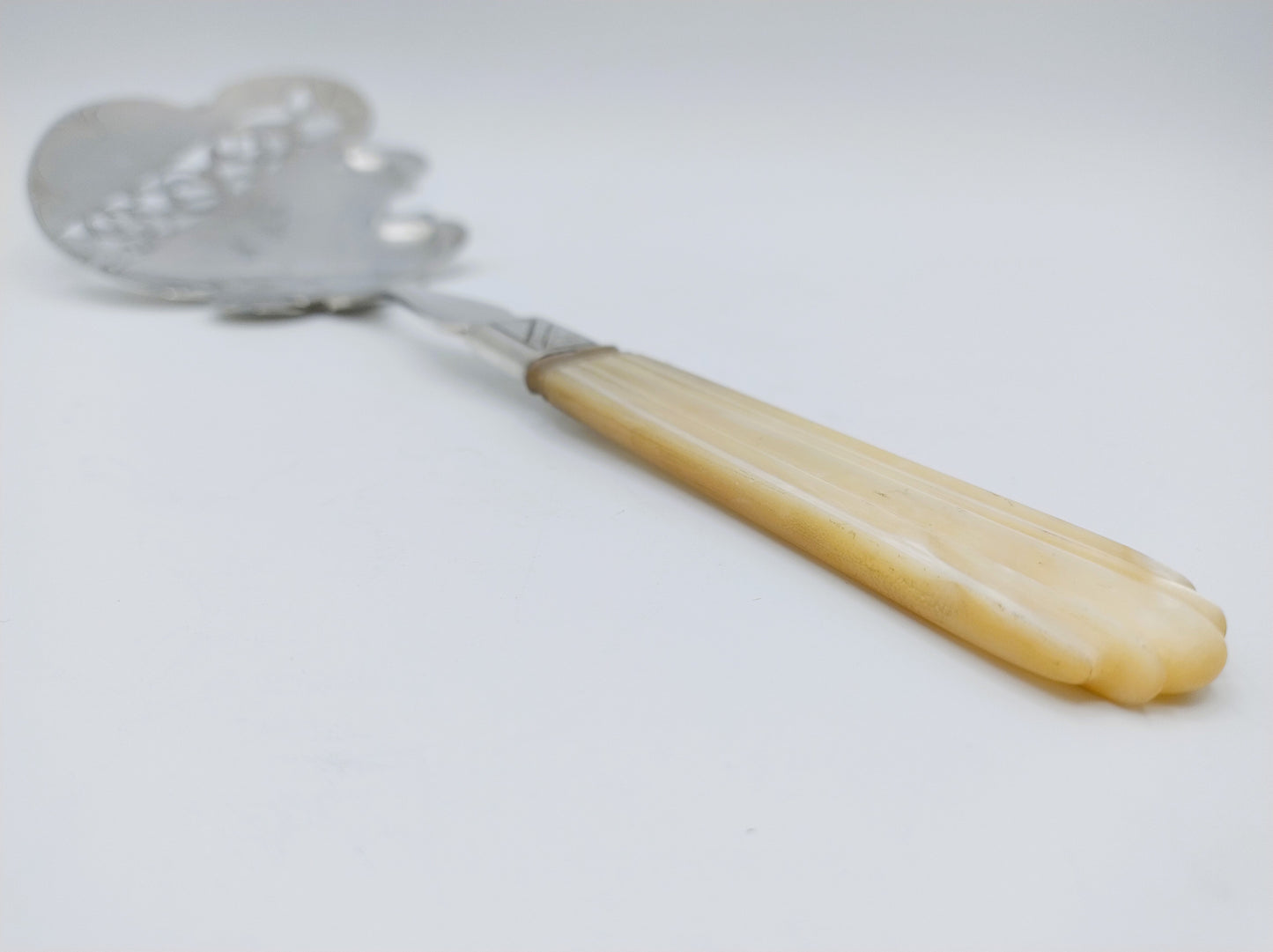 Silver serving spoon with mother-of-pearl handle, FJ de Leeuw, 's-Hertogenbosch, 1874