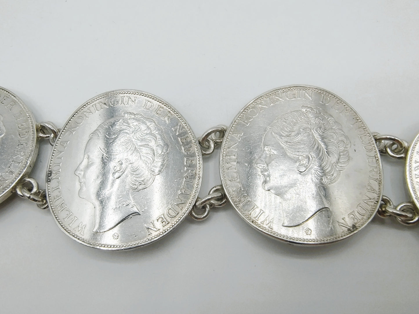 Zilveren armband van 4 Wilhelmina rijksdaalders, 19 cm