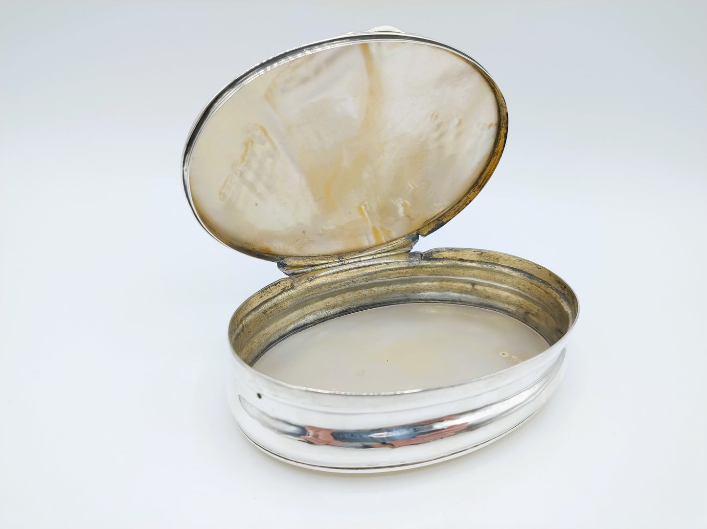 Niederländische silberne Tabakdose mit Perlmutt, ca. 1750