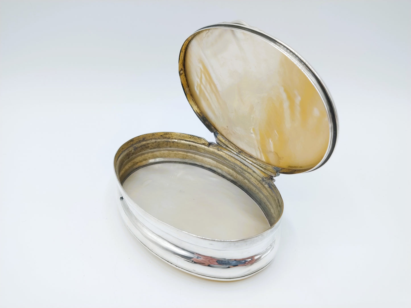 Niederländische silberne Tabakdose mit Perlmutt, ca. 1750