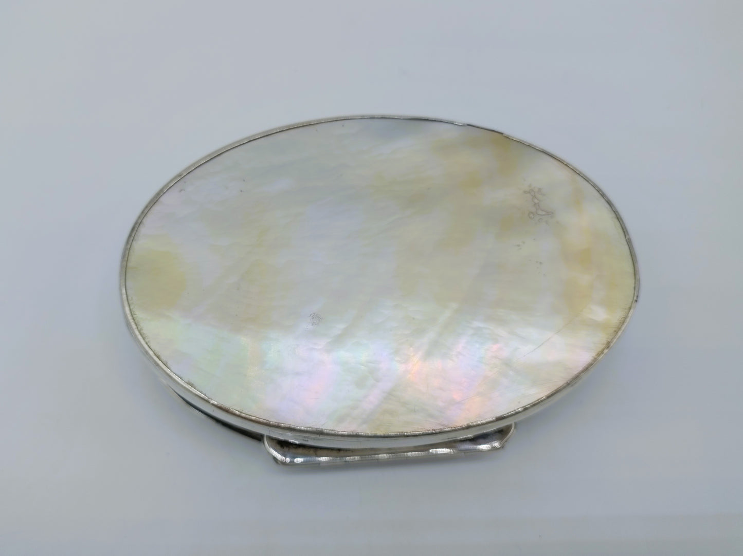 Niederländische silberne Tabakdose mit Perlmutt, ca. 1750