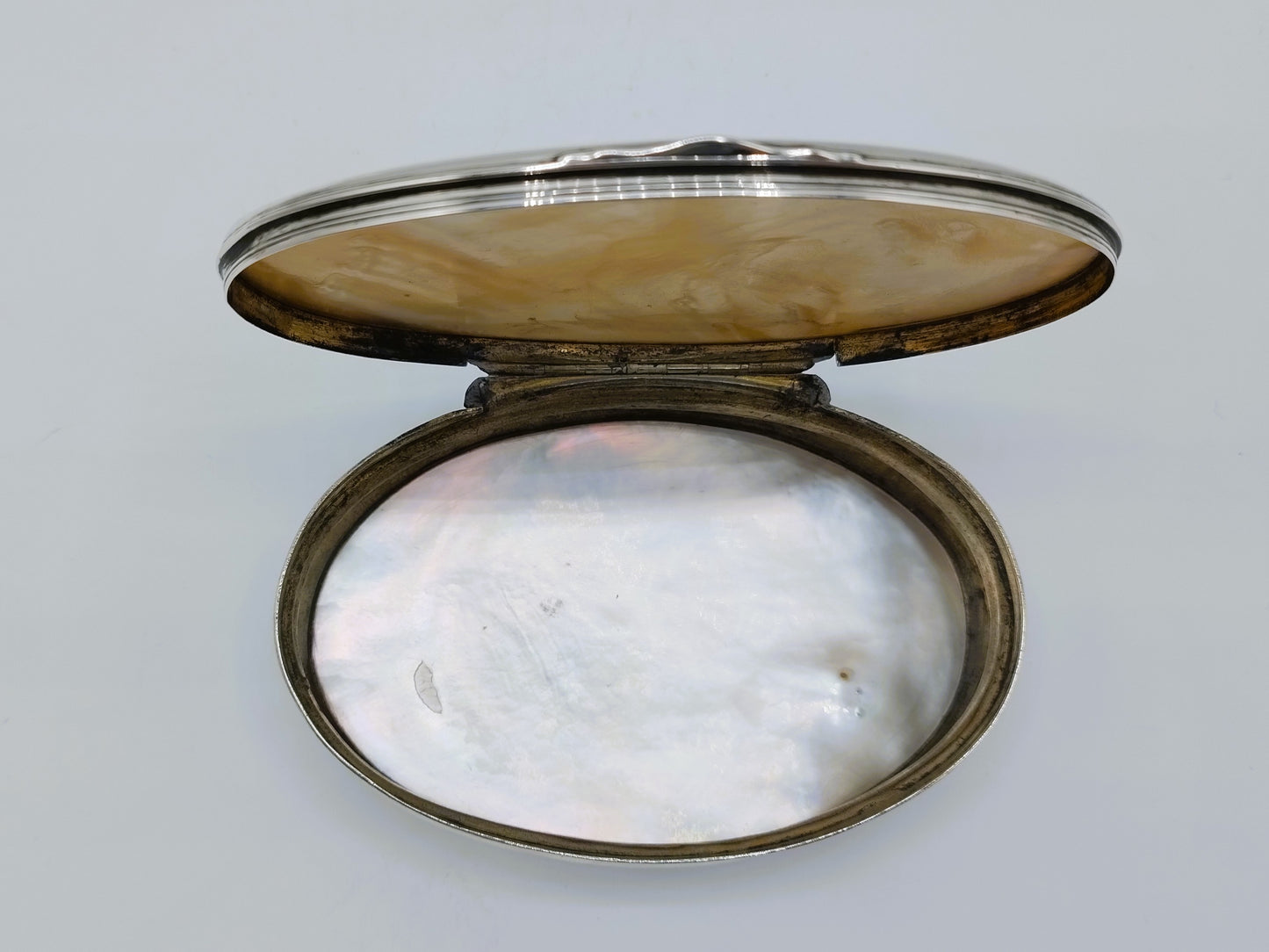 Niederländische silberne Tabakdose mit Perlmutt, ca. 1750