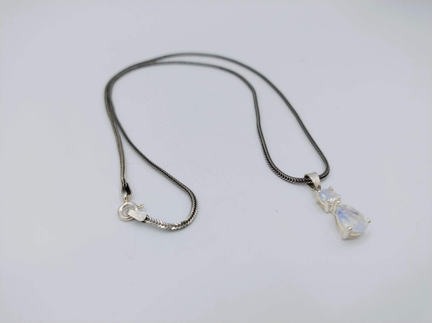 Zilveren ketting met hanger, peer geslepen steen, 47,5 cm.