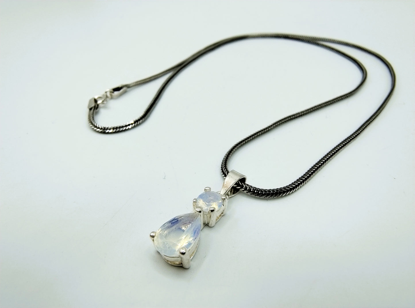 Zilveren ketting met hanger, peer geslepen steen, 47,5 cm.