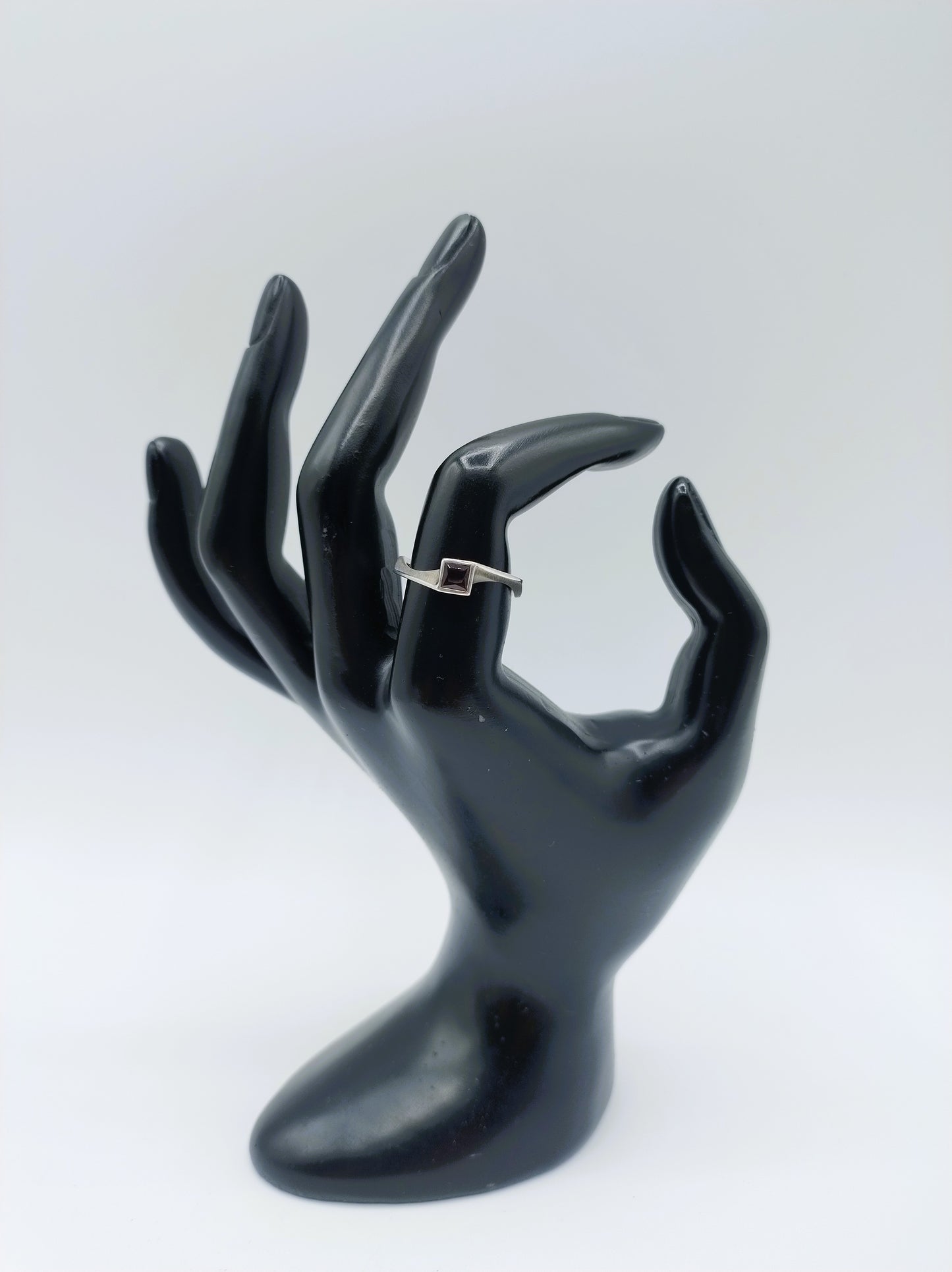 Zilveren ring met granaat, 18 mm