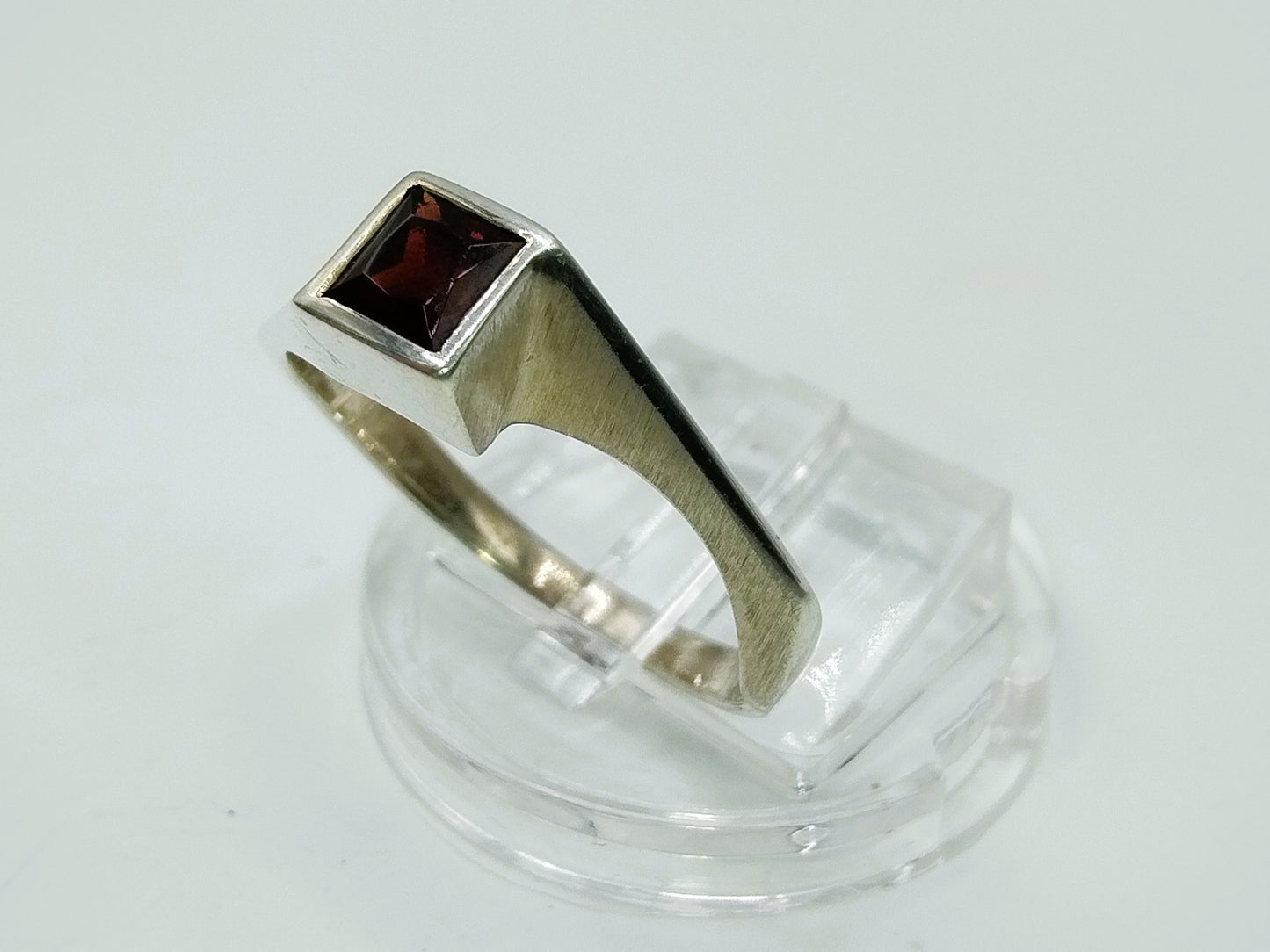 Zilveren ring met granaat, 18 mm