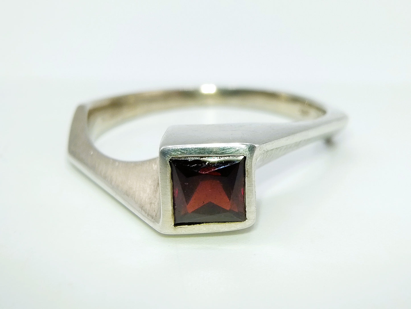 Zilveren ring met granaat, 18 mm