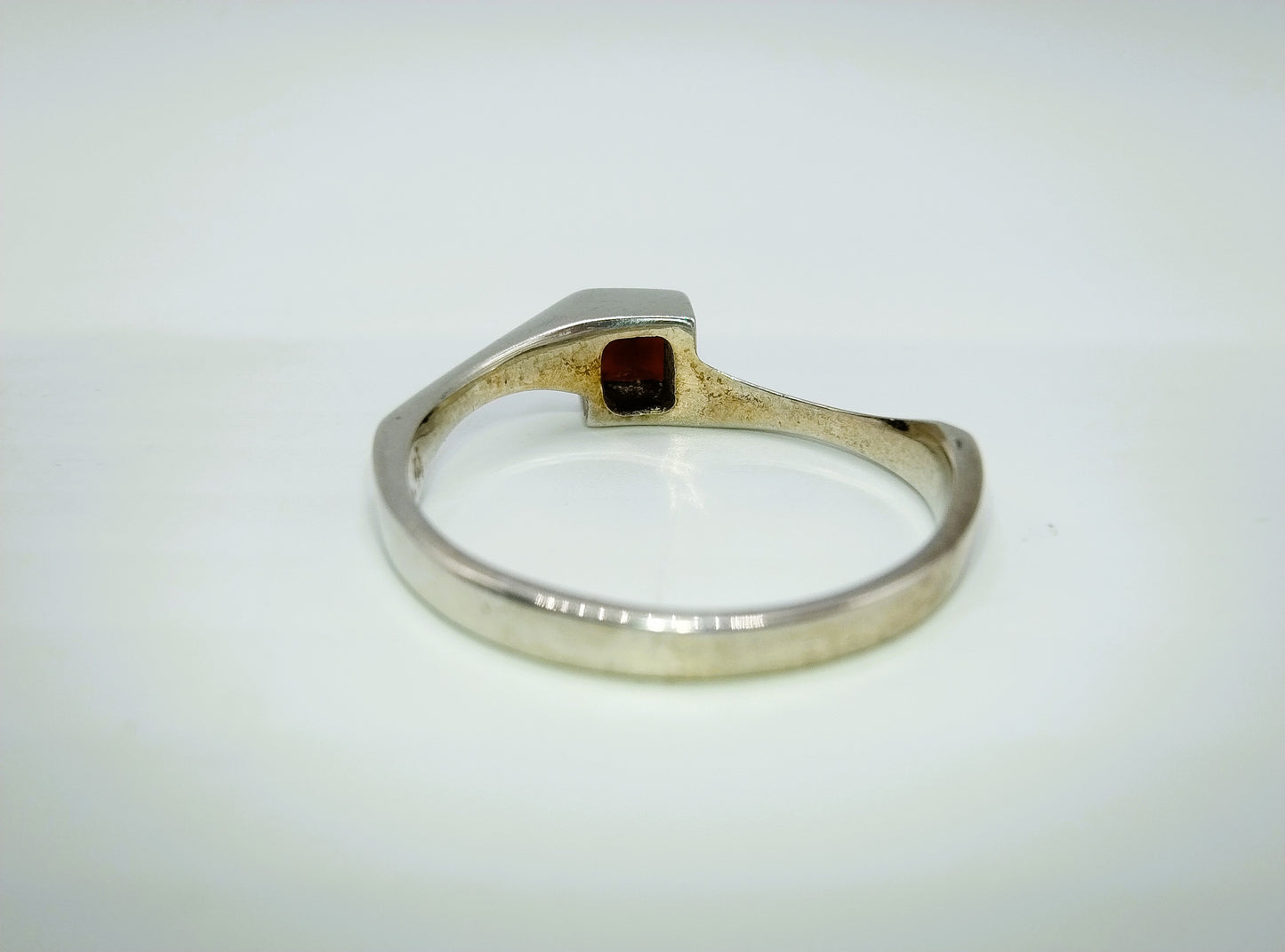 Zilveren ring met granaat, 18 mm