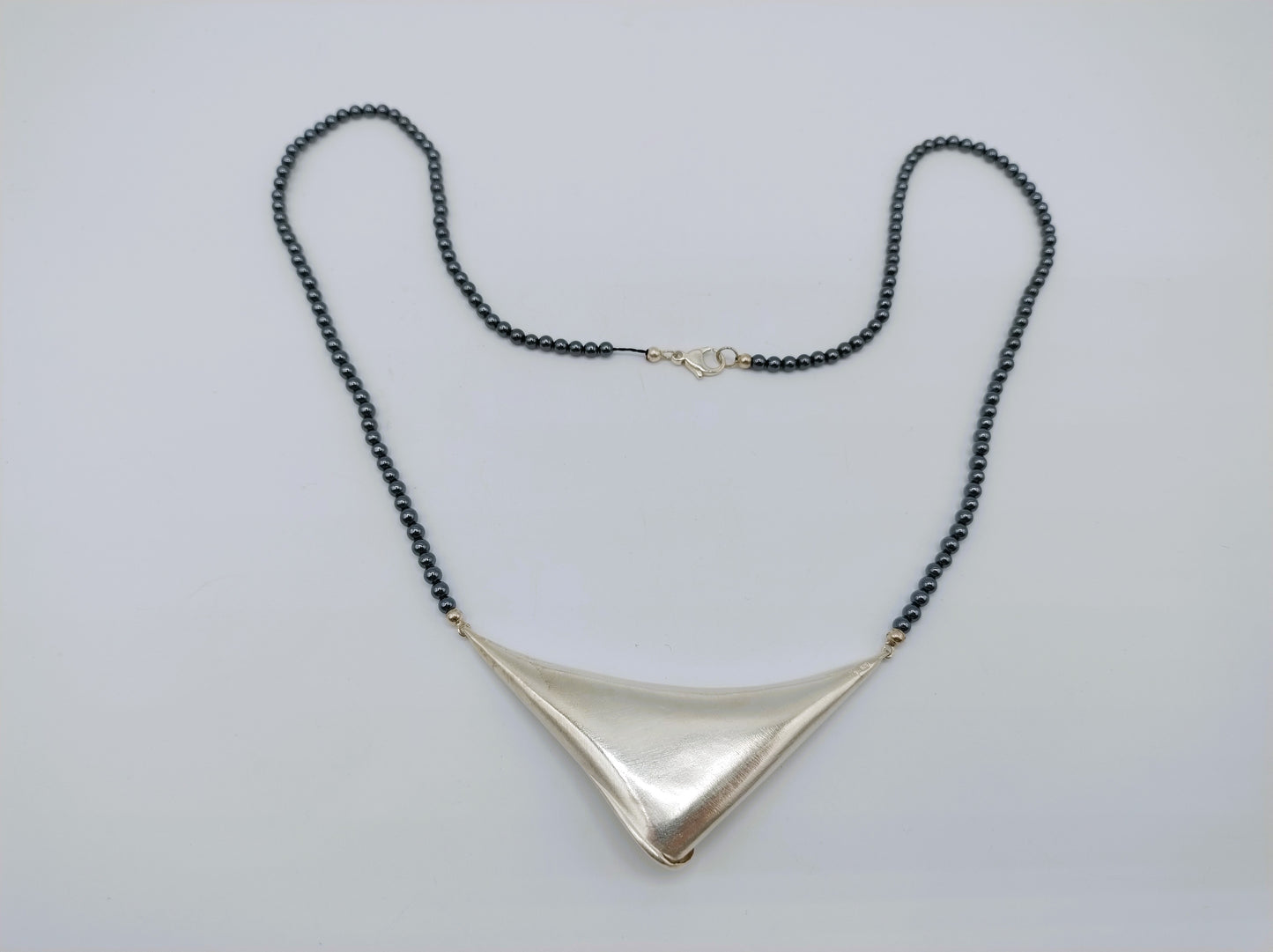Hematiet kralenketting met zilveren slot en hanger, 56 cm
