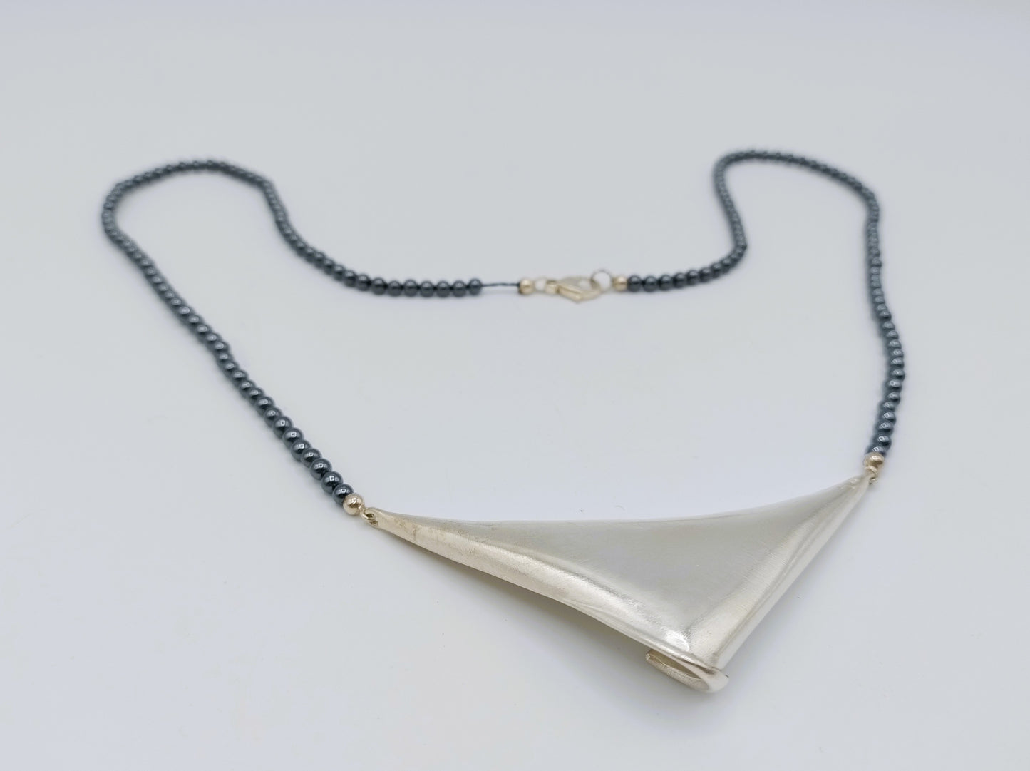 Hematiet kralenketting met zilveren slot en hanger, 56 cm