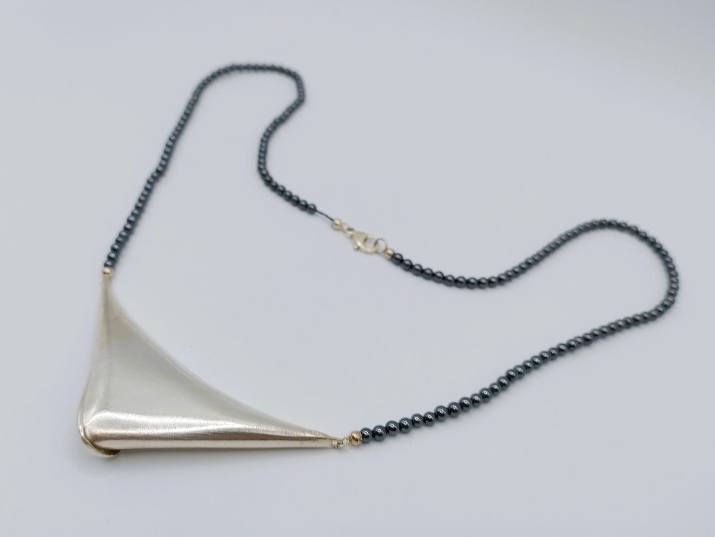 Hematiet kralenketting met zilveren slot en hanger, 56 cm