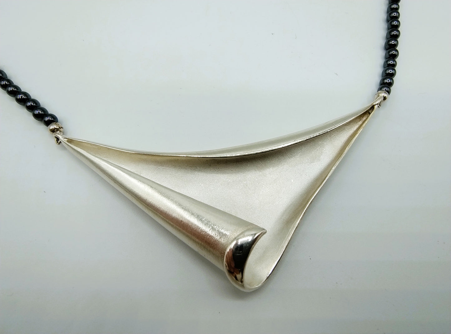 Hematiet kralenketting met zilveren slot en hanger, 56 cm