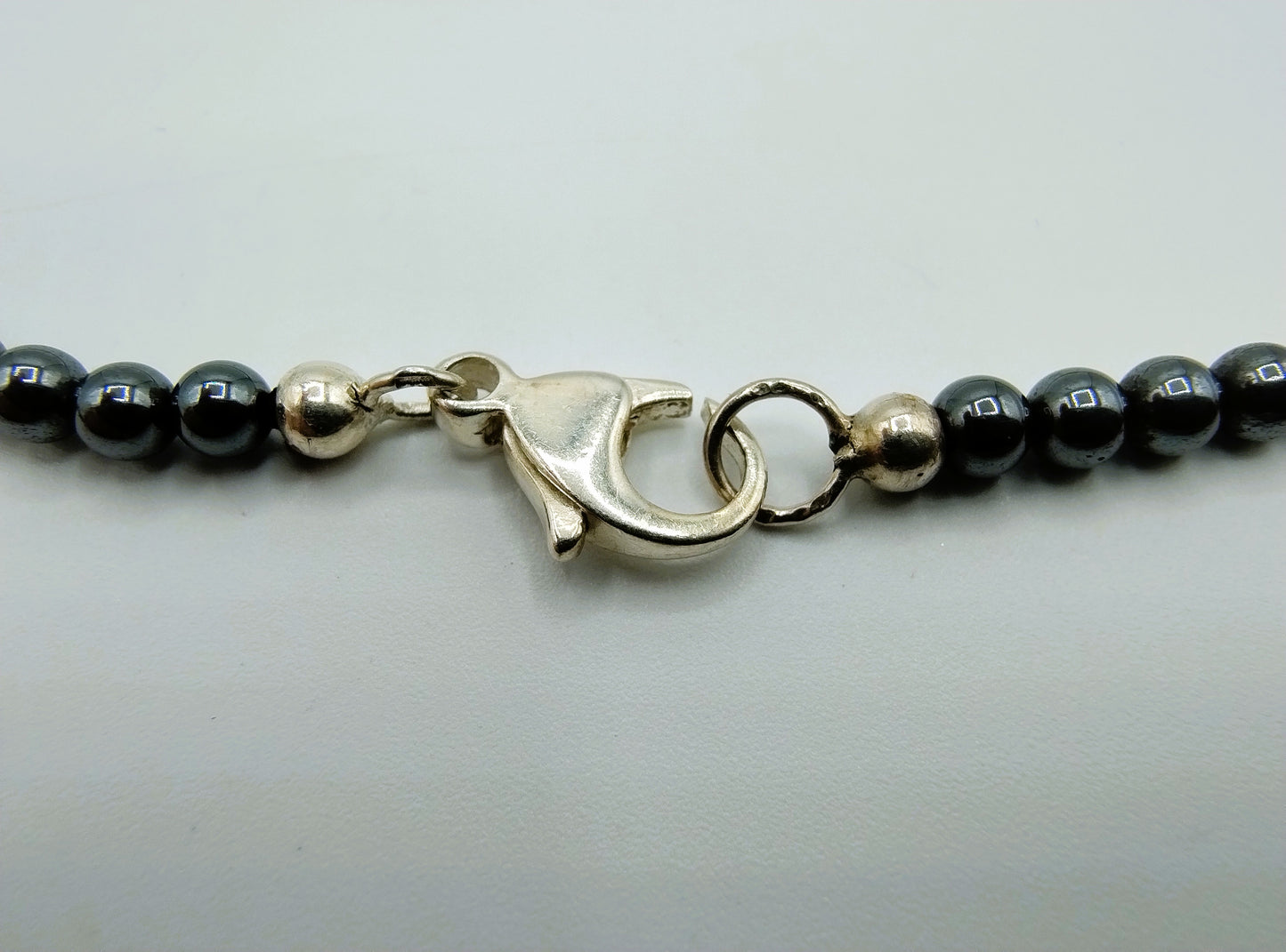 Hematiet kralenketting met zilveren slot en hanger, 56 cm