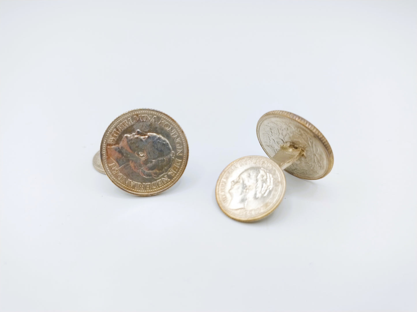Silberne Manschettenknöpfe zu 10 und 25 Cent, Wilhelmina