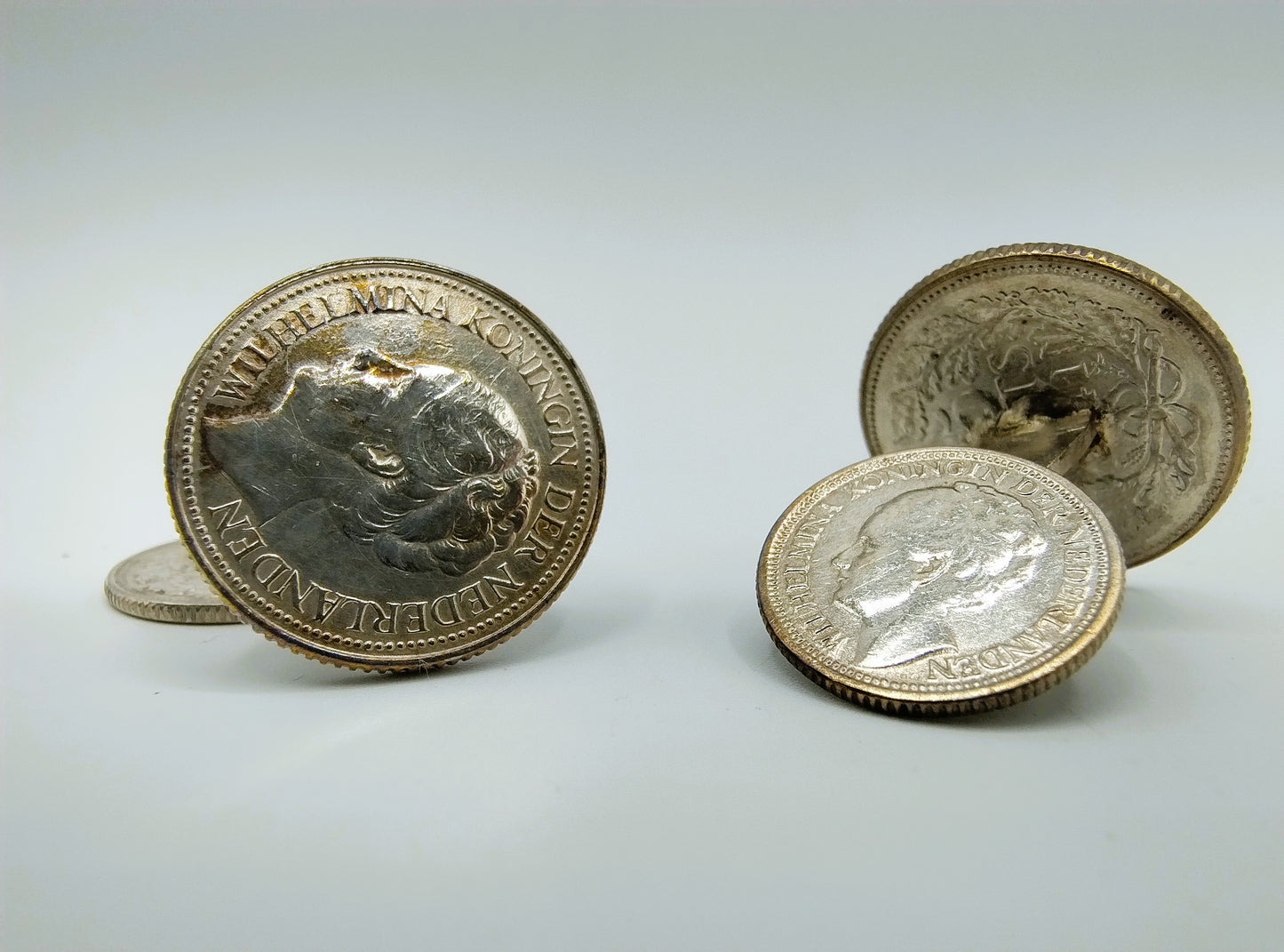 Silberne Manschettenknöpfe zu 10 und 25 Cent, Wilhelmina