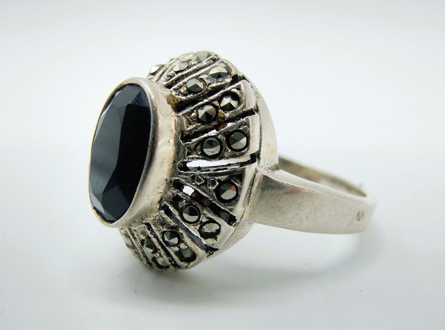 Zilveren ring met git en markasieten, 18 mm