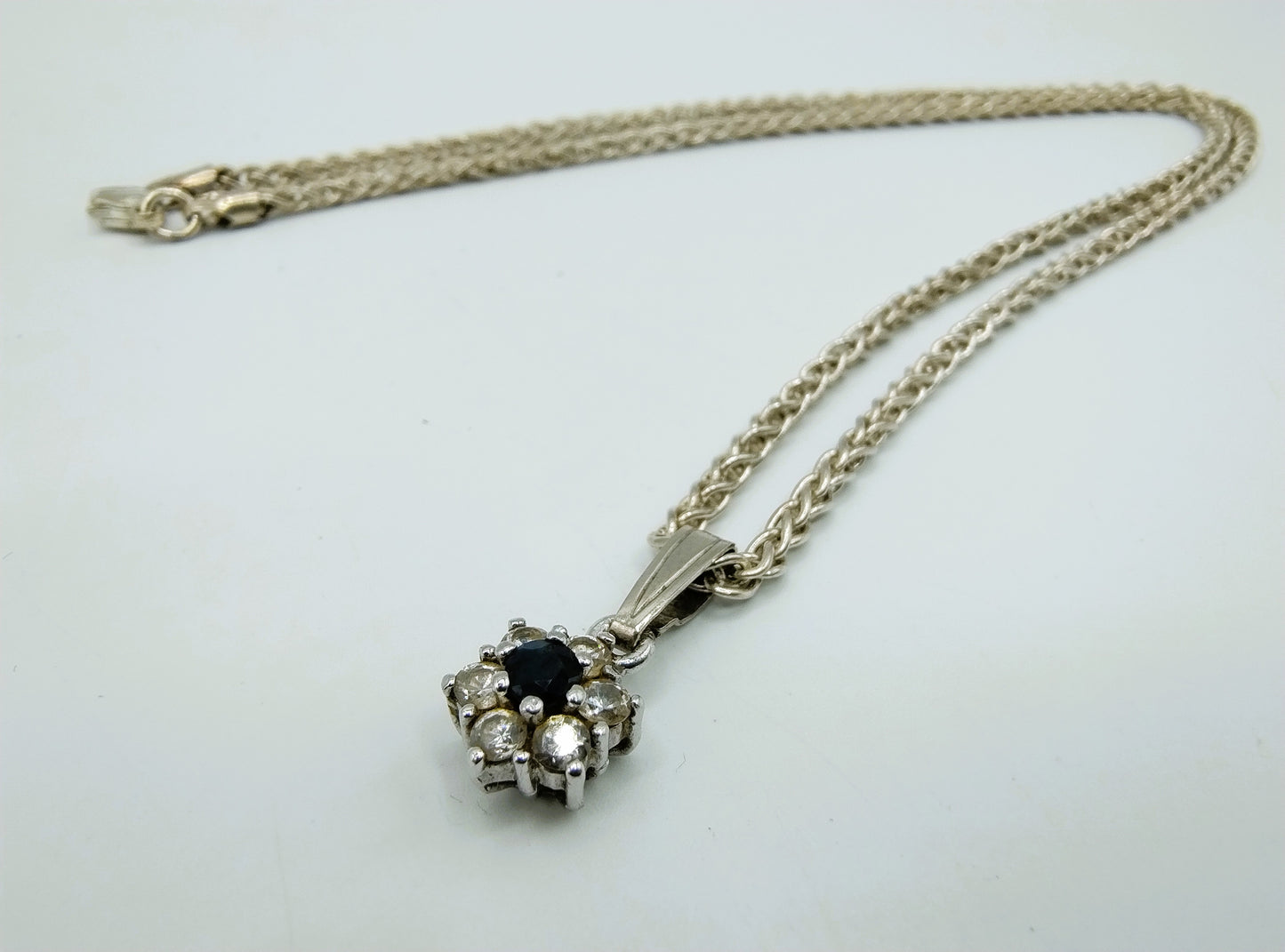 Zilveren koordcollier met hanger, 45,5 cm.