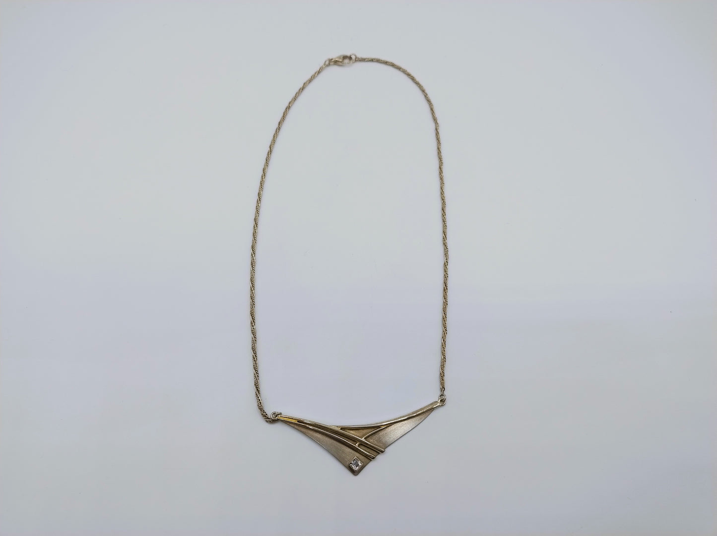 Zilveren koordcollier met V hanger, 42,5 cm.