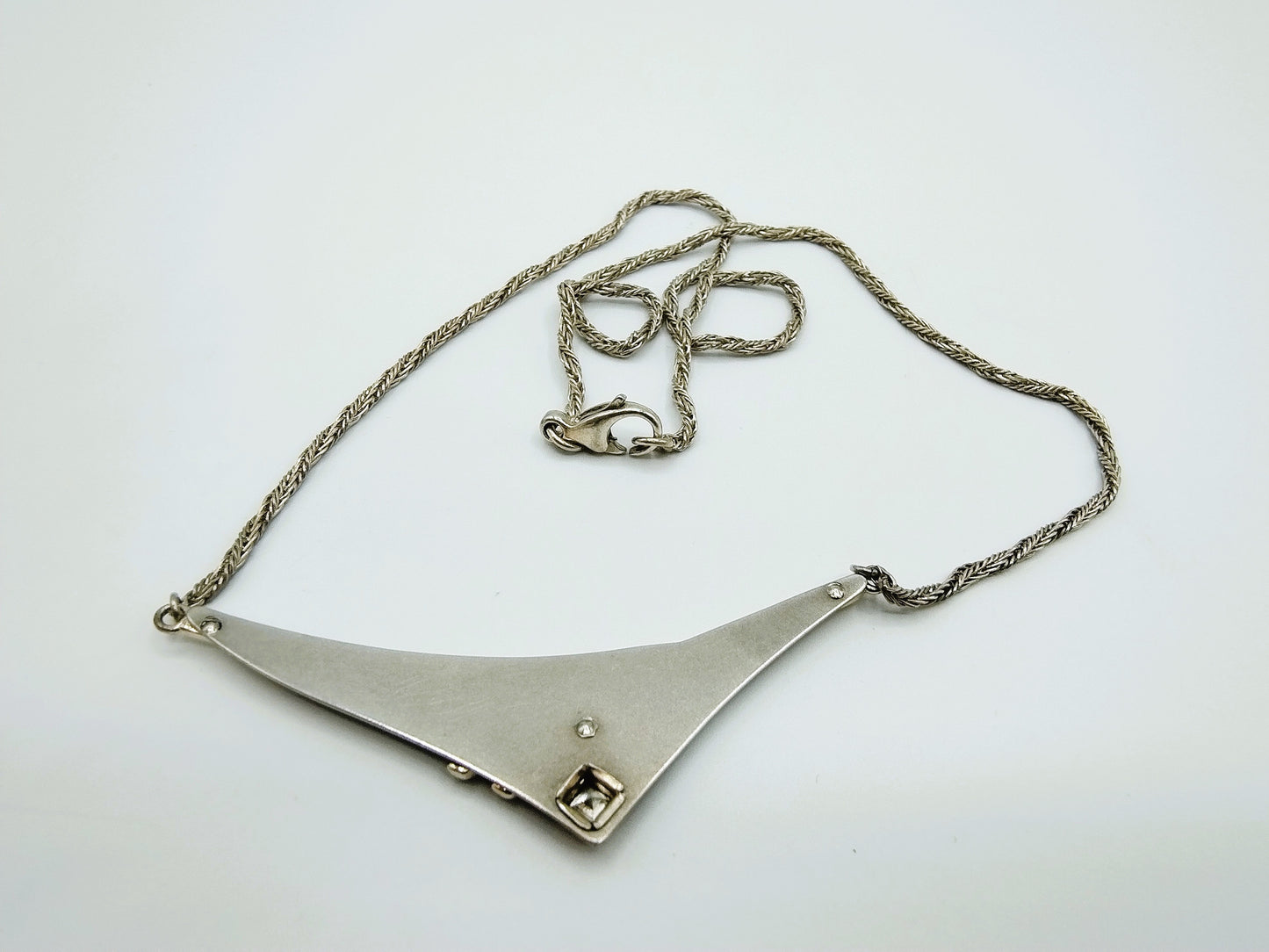 Zilveren koordcollier met V hanger, 42,5 cm.