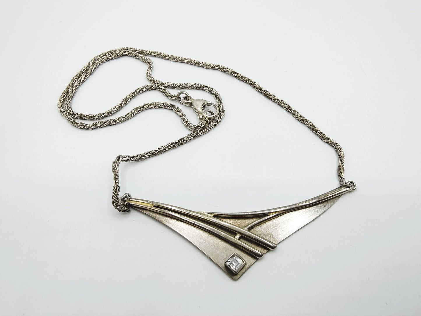 Zilveren koordcollier met V hanger, 42,5 cm.