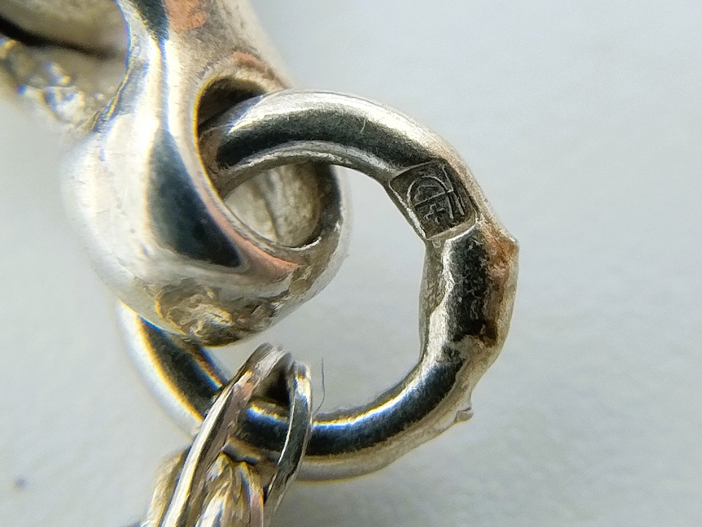 Zilveren koordcollier met V hanger, 42,5 cm.