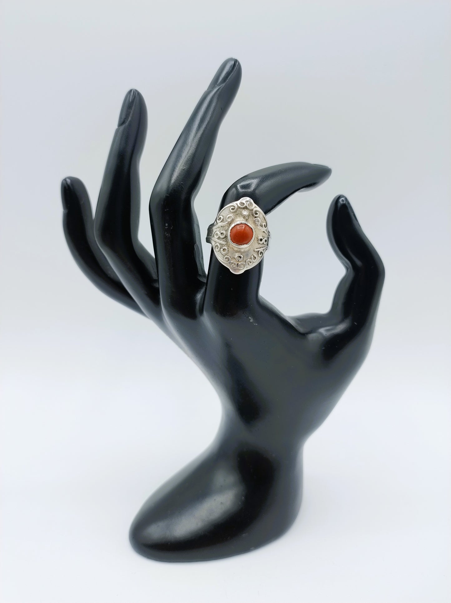 Zilveren ring met rode steen, 18 mm