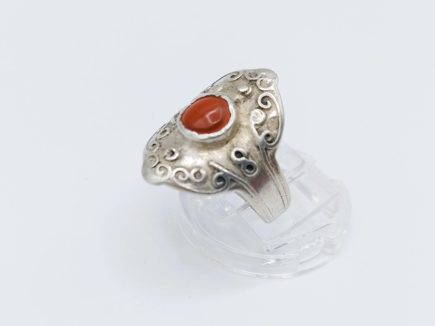 Zilveren ring met rode steen, 18 mm