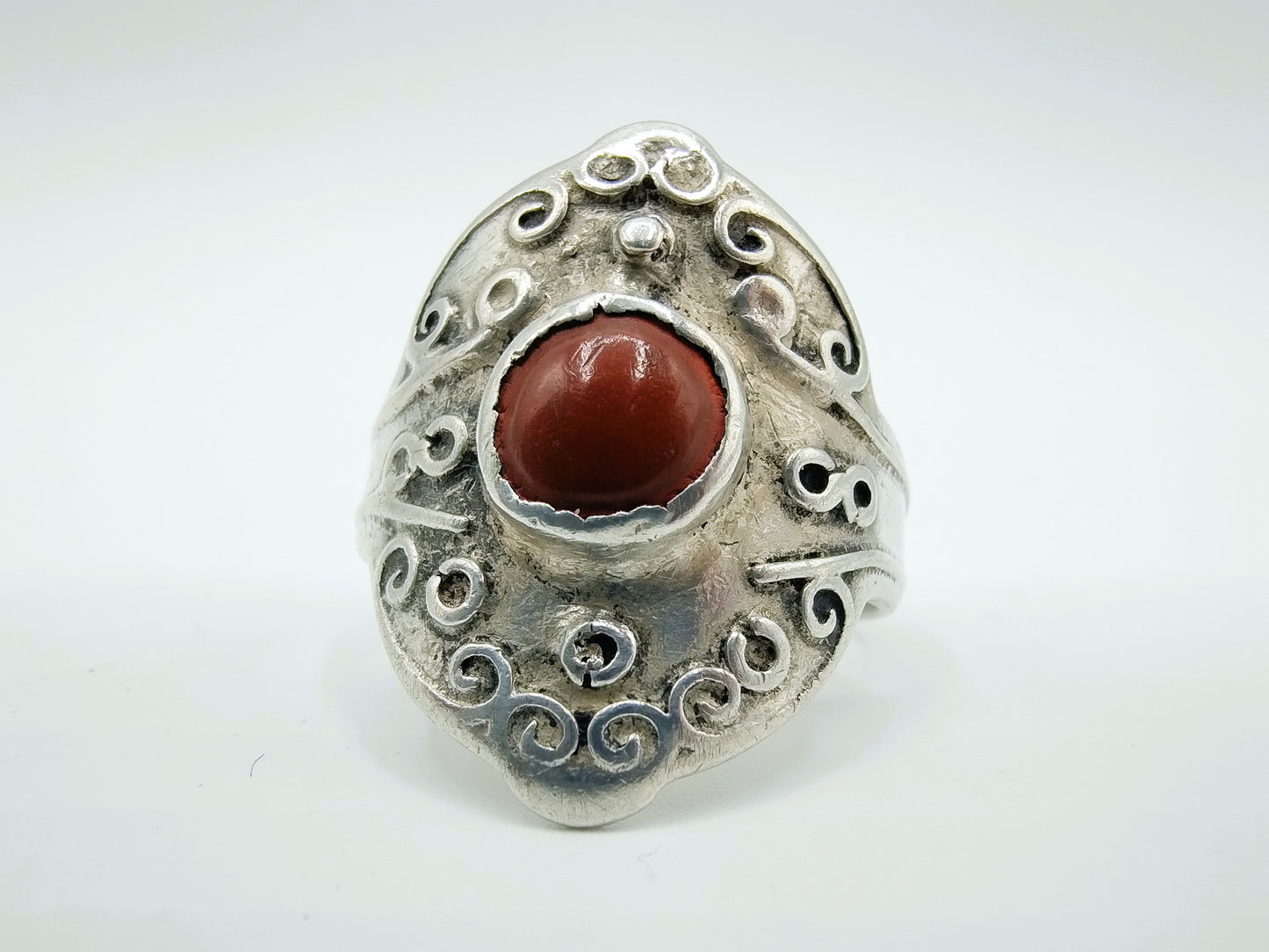 Zilveren ring met rode steen, 18 mm