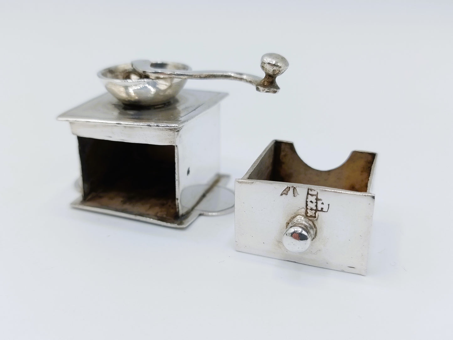 Zilveren miniatuur koffiemolen, P. Somerwil II, Amsterdam, 1767