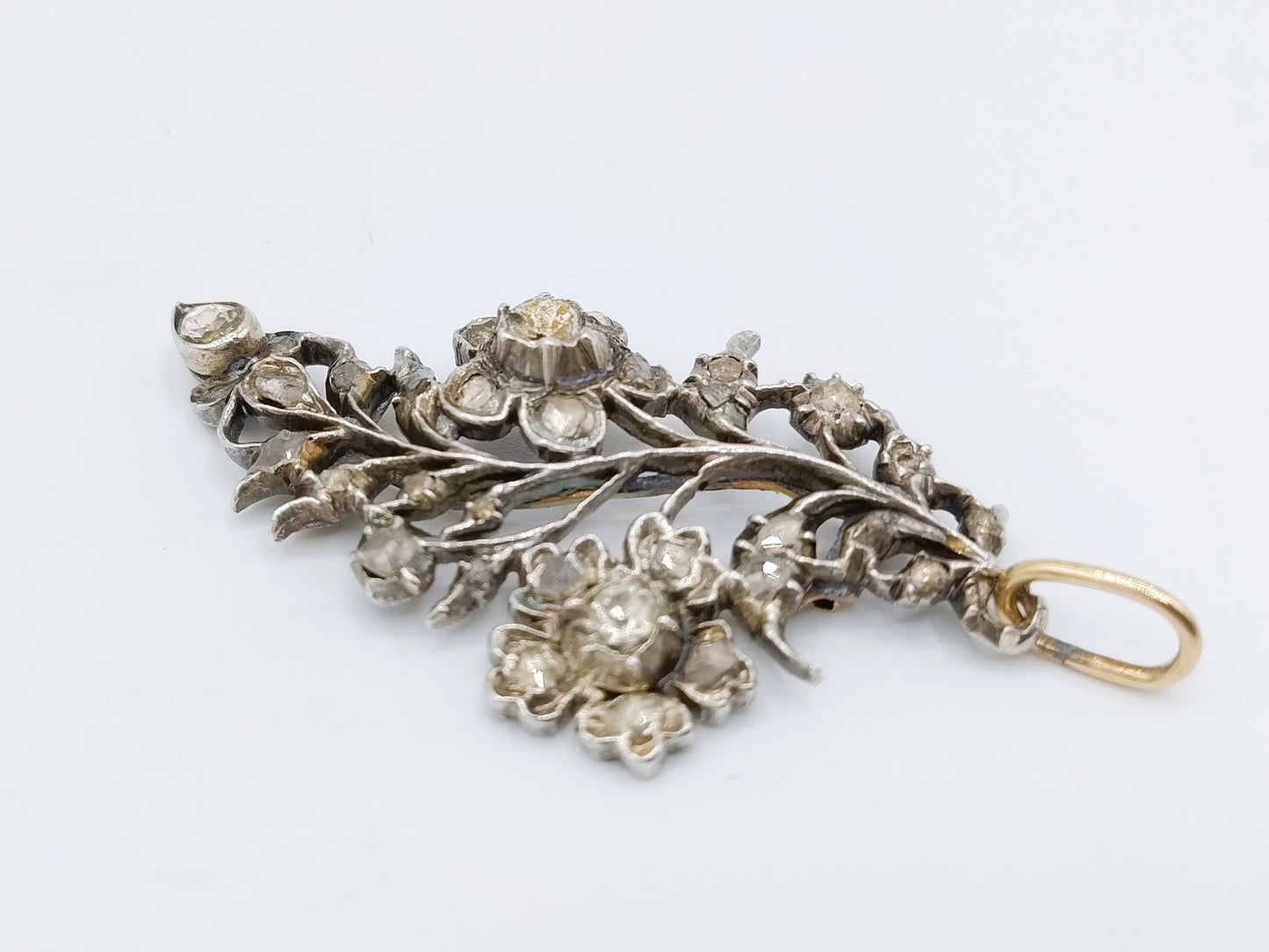 Silber-/Goldanhänger, besetzt mit 29 Diamanten im Rosenschliff, ca. 1850.