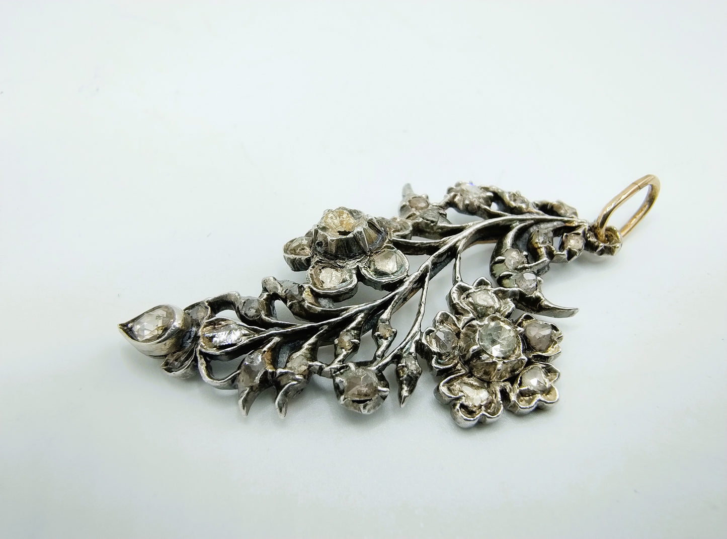 Silber-/Goldanhänger, besetzt mit 29 Diamanten im Rosenschliff, ca. 1850.