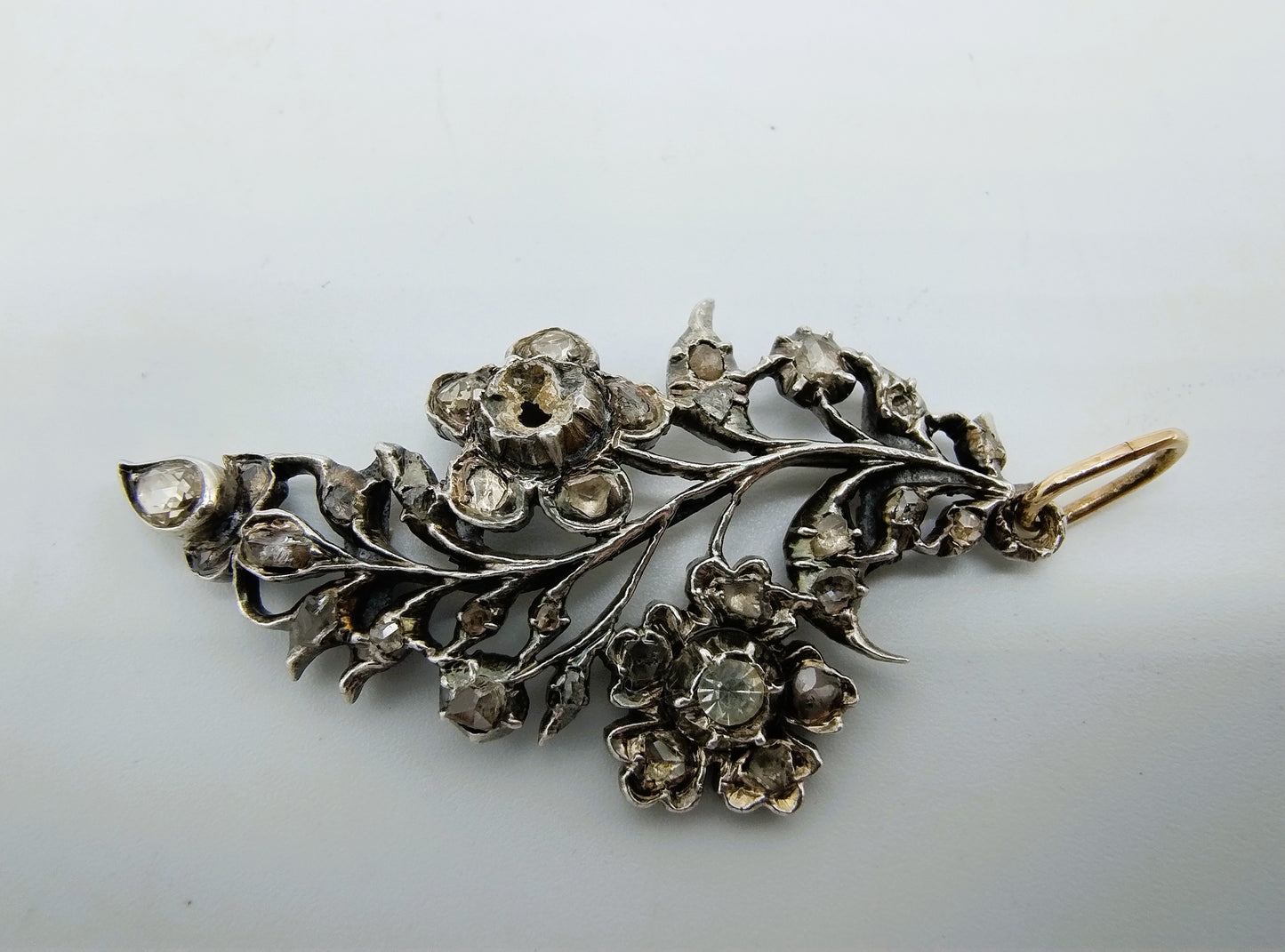 Silber-/Goldanhänger, besetzt mit 29 Diamanten im Rosenschliff, ca. 1850.