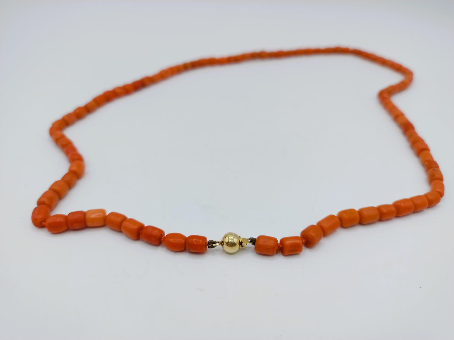 Blutkorallenkette mit goldenem Kugelverschluss, 57,5 cm