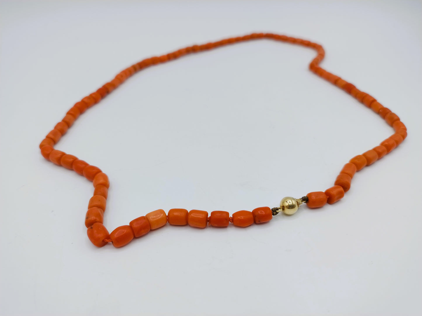 Blutkorallenkette mit goldenem Kugelverschluss, 57,5 cm
