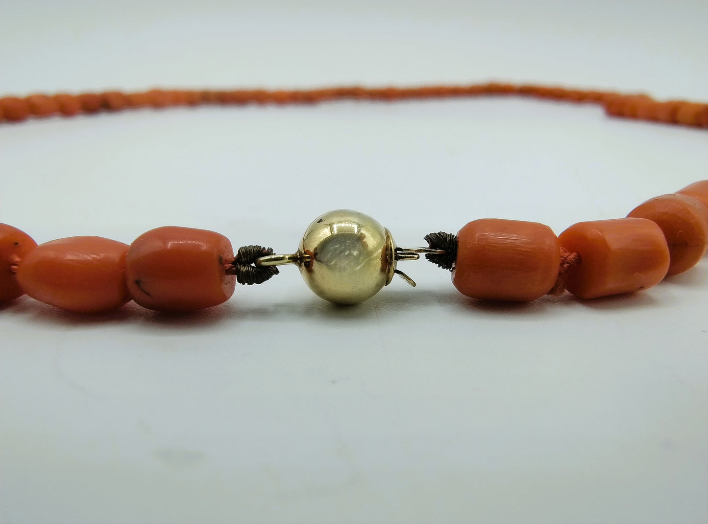 Blutkorallenkette mit goldenem Kugelverschluss, 57,5 cm