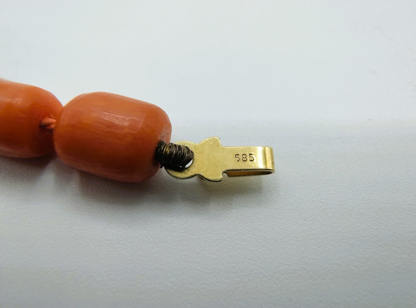 Blutkorallenkette mit goldenem Kugelverschluss, 57,5 cm