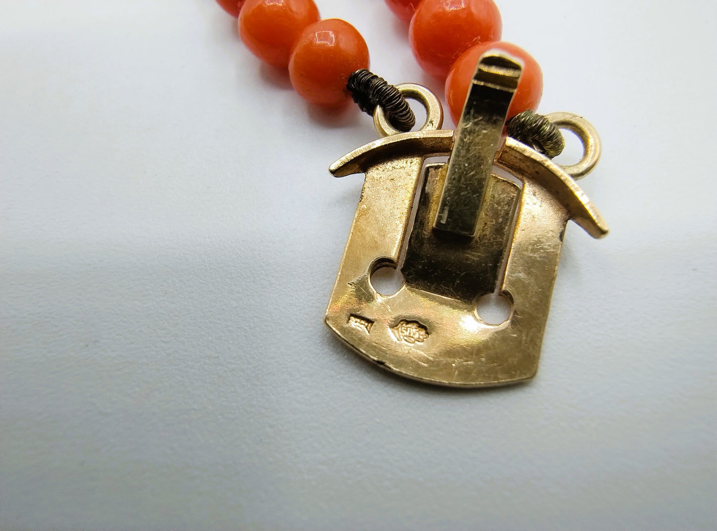 Rotes Korallenarmband mit Goldverschluss, 18 cm.
