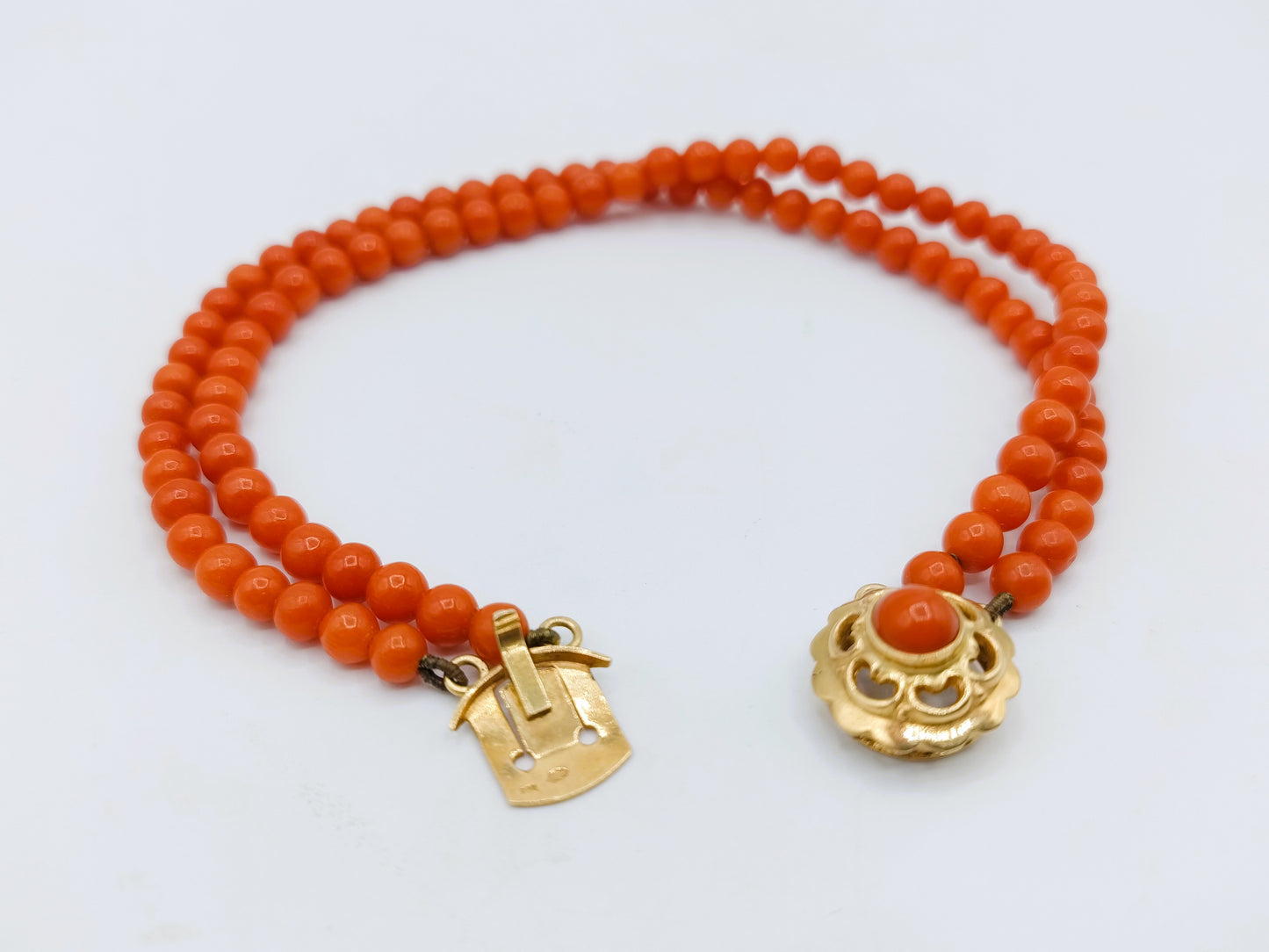 Rotes Korallenarmband mit Goldverschluss, 18 cm.