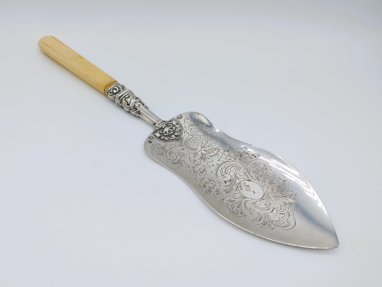Zilveren taartschep met benen heft, G. van Roosmalen, Den Bosch, 1842