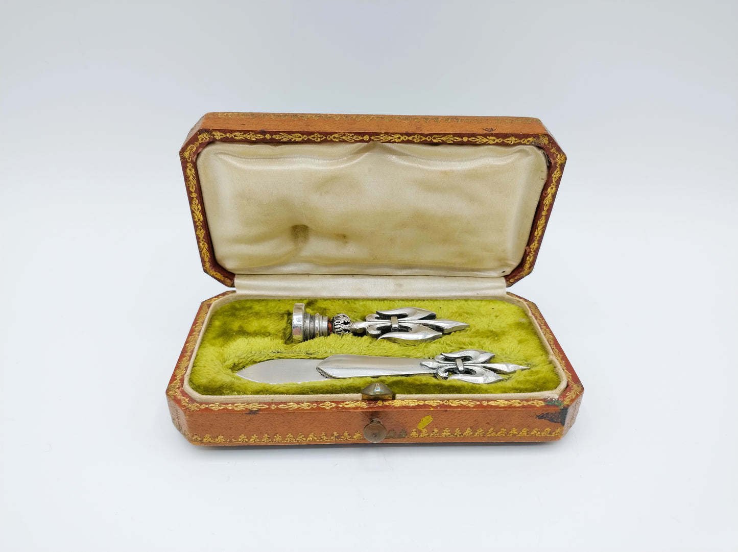 Foedraal met zilveren lakstempel en papierclip, ca. 1910.