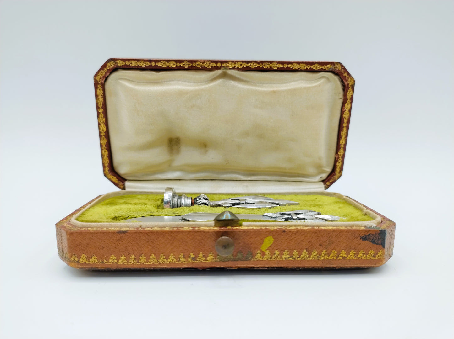 Foedraal met zilveren lakstempel en papierclip, ca. 1910.