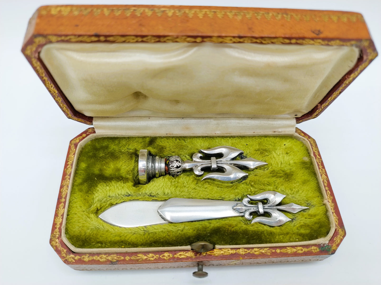Foedraal met zilveren lakstempel en papierclip, ca. 1910.
