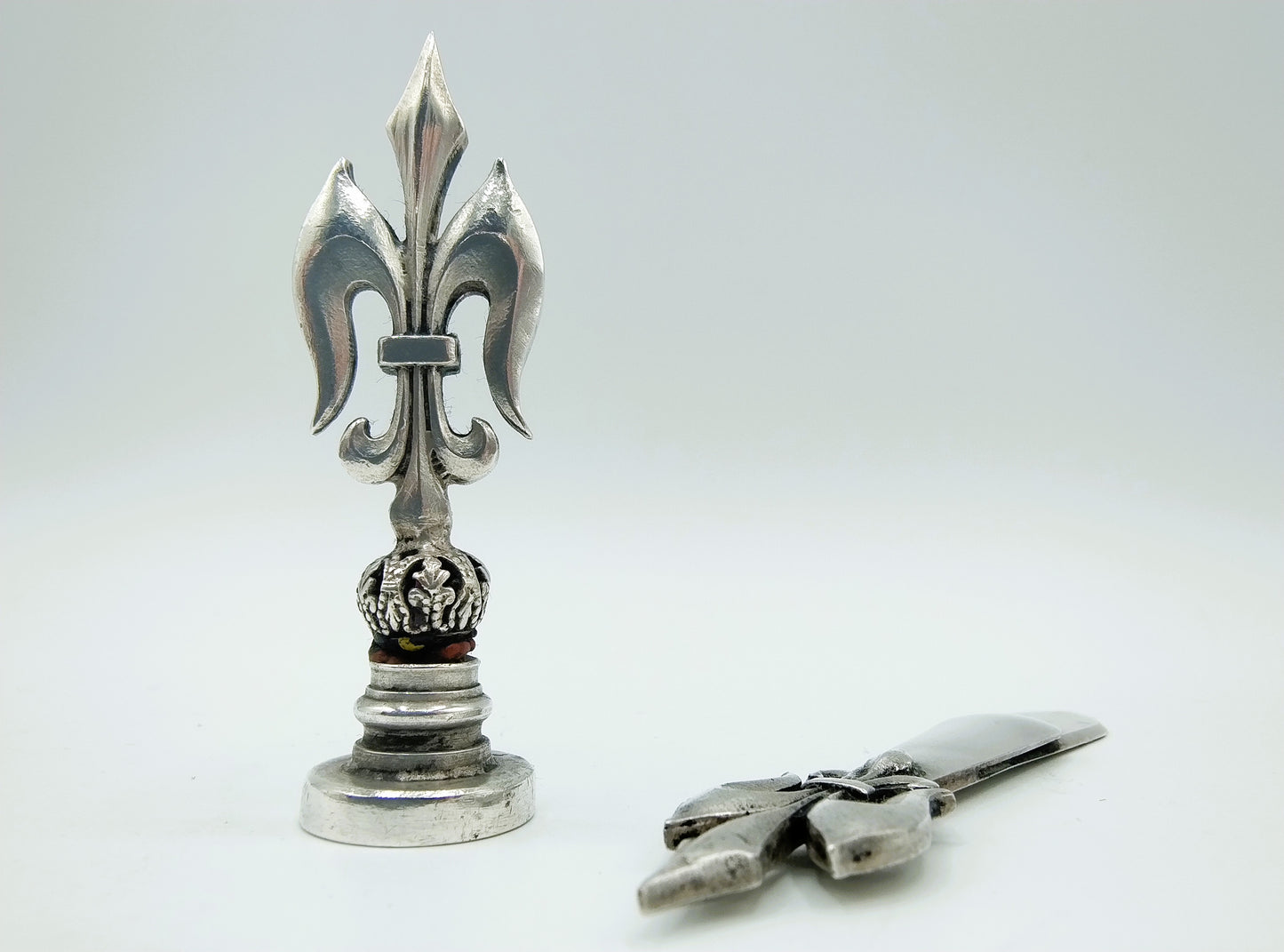 Foedraal met zilveren lakstempel en papierclip, ca. 1910.