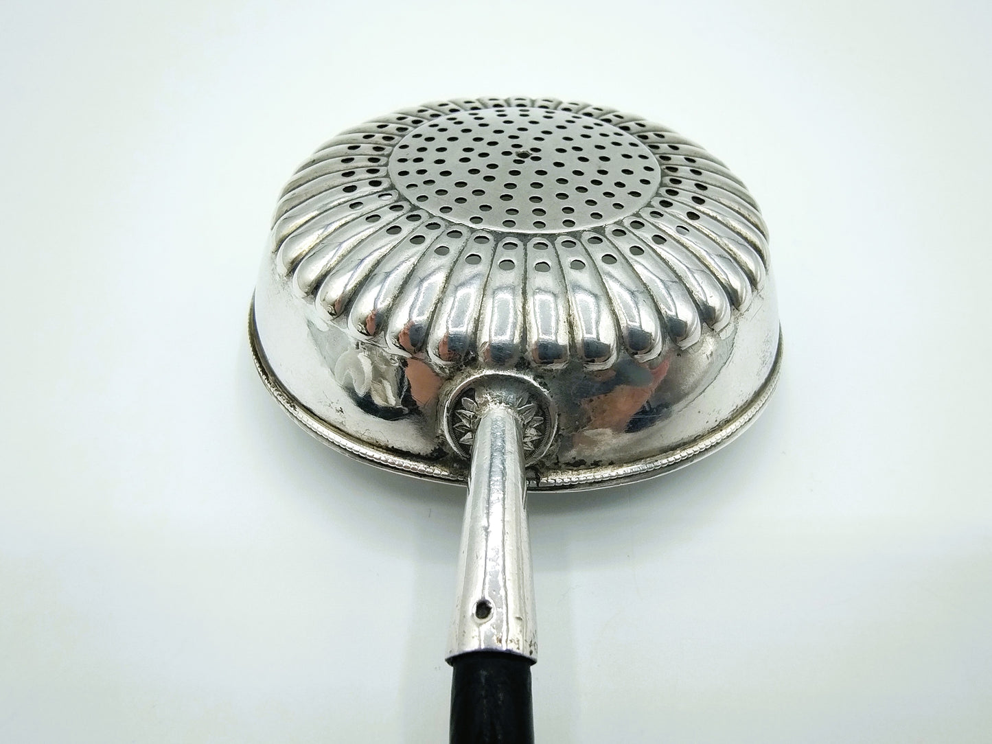 Zilveren strooilepel met ebbenhouten steel