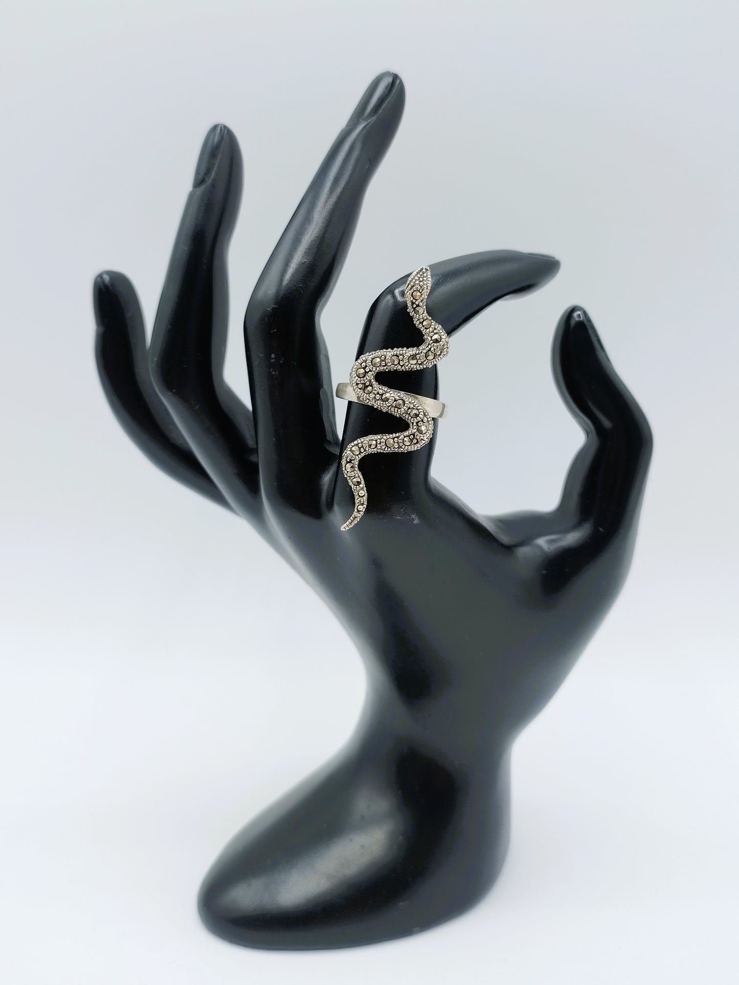 Zilveren ring, slang met markasieten, 18 mm