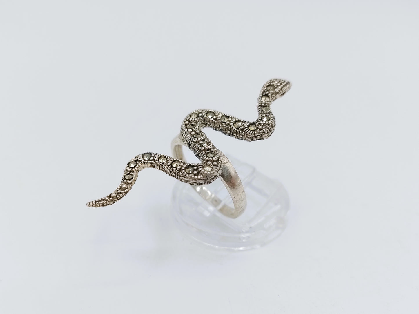 Zilveren ring, slang met markasieten, 18 mm