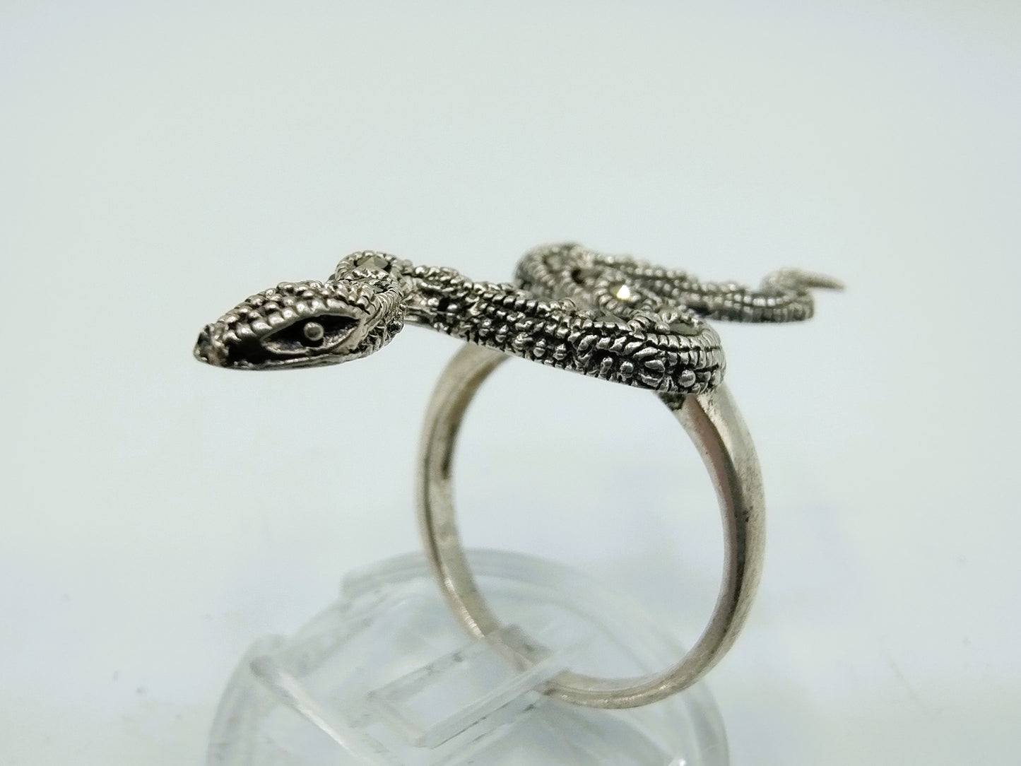 Zilveren ring, slang met markasieten, 18 mm
